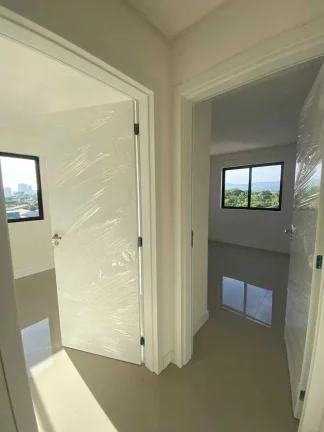 Imagem Apartamento com 2 dormitórios sendo 1 suíte e 1 vaga de garagem em Balneário Pereque