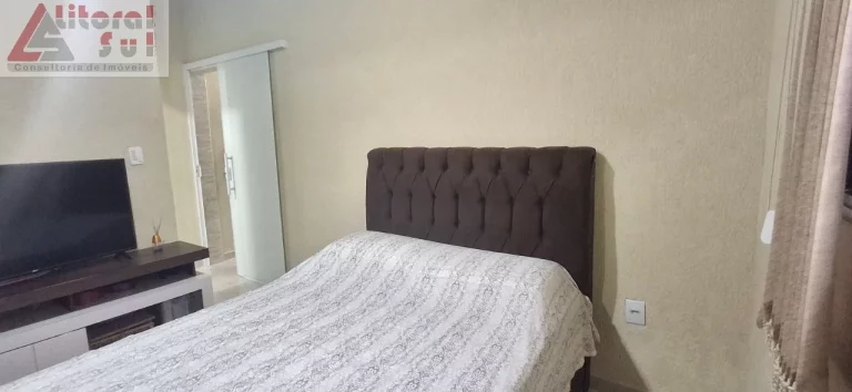 Imagem Casa à venda em Praia Grande-SP, bairro Vilamar, 2 quartos, 1 suíte, 1 sala, 2 banheiros, 95m². Confira já!