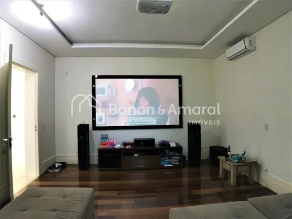 Imagem Linda e espaçosa casa de condomínio com área de 704 m². O imóvel possui living com pé direito ...