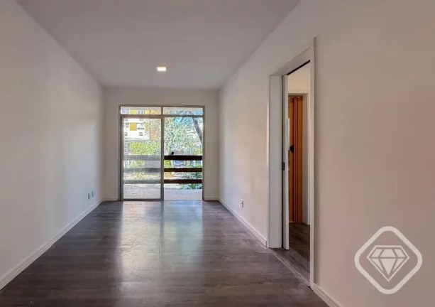 Imagem Apartamento reformado, 2 dormitórios, 2 banheiros, sacada e garagem escriturada, Bairro Tristeza.

...