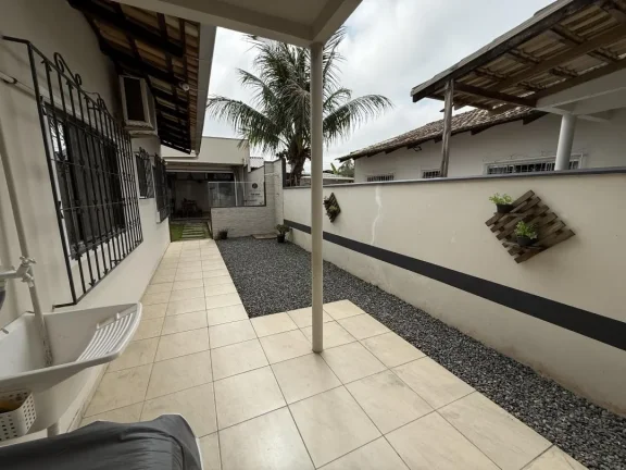 Imagem Casa semimobiliada com 130m² (terreno 208,56m²), 2 quartos (1 suíte), 2 churrasqueiras - Oportunidade imperdível localizada no bairro Armação em Penha/SC, Adriano Carpes Imóveis vende.