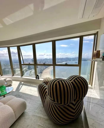 Imagem Apartamento quadra mar com 5 dormitórios sendo 4 suítes e 3 vagas de garagem em Balneário Camboriú