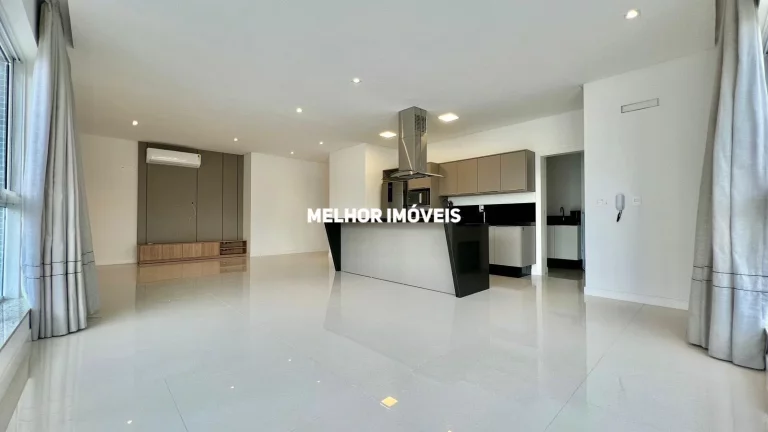 Imagem Apartamento á venda com 3 suítes e 3 vagas localizado no centro de Balneário Camboriú