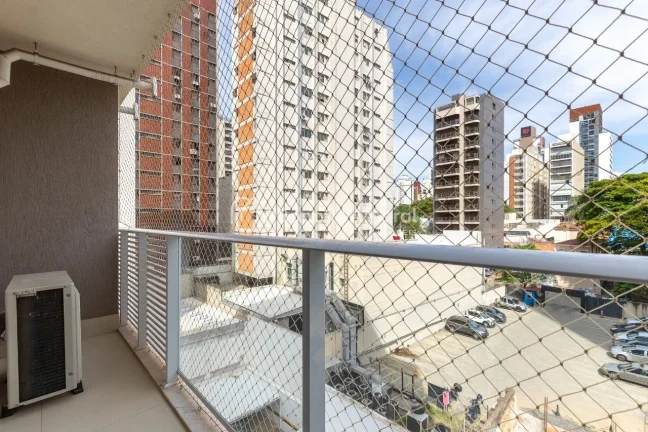 Imagem Apartamento à venda com 2 suítes no Cambuí. Possui 72m² e foi reformado com projeto de arquiteta...