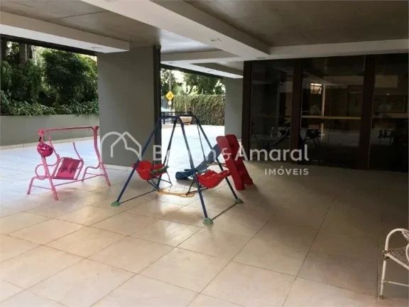 Imagem Amplo apartamento com área de 387m², 1 por andar, andar alto. O imóvel possui 2 suítes, 2 quarto...