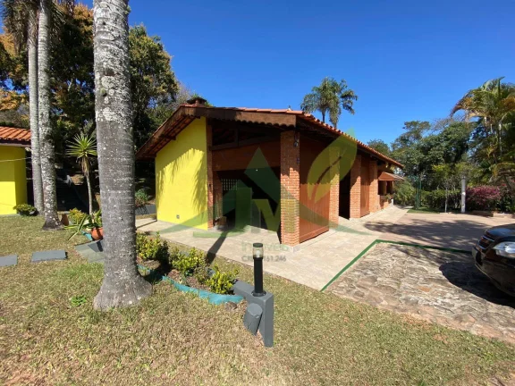 Imagem Belíssima Chácara à Venda em Condomínio Fechado Localizado em Atibaia-SP