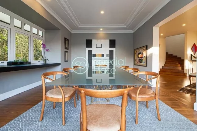 Imagem Casa em excelente localização no Jardim Guedala, direcionada para um lindo jardim com piscina em d...
