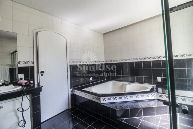 Imagem Casa a venda mobiliada e reformada - Alphaville 6 | 4 suítes - 4 vagas - 360m² AC - 360m² AT | R$2.990.000