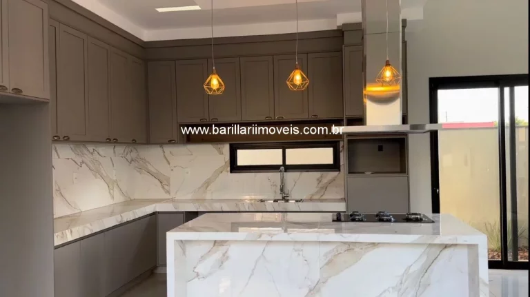 Imagem Imperdível! Casa de alto padrão à venda em Ribeirão Preto-SP, Condomínio Praça dos Pássaros: 3 quartos, 3 suítes, 2 salas, 5 banheiros, 4 vagas de garagem, 200m². Venha conferir!