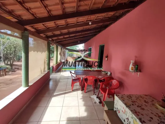 Imagem Chácara 12 km de Uberlândia à venda com Casa, Córrego, Curral, Energia