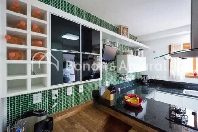 Imagem Casa espaçosa e encantadora, com 340 m², para viver com conforto e estilo. A residência possui um...