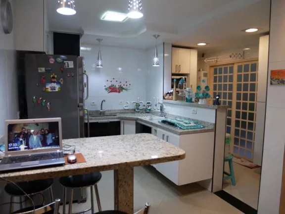 Imagem Sobrado com 170 metros quadrados de área construída, ampla sala com lareira e teto rebaixado com s...