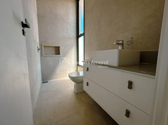 Imagem Casa de Alto Padrão com 5 Suítes, Piscina e Infraestrutura Completa

Apresentamos uma casa de alto...