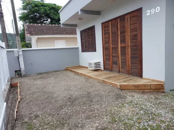 Imagem Casa com 2 dormitórios e 3 vagas de garagem no Centro de Porto Belo