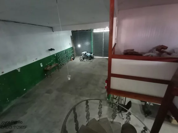 Imagem Galpão comercial com 2 mezaninos, cozinha e 3 banheiros. Localização estratégica em Peruíbe. Ideal para empresas. Agende sua visita!
