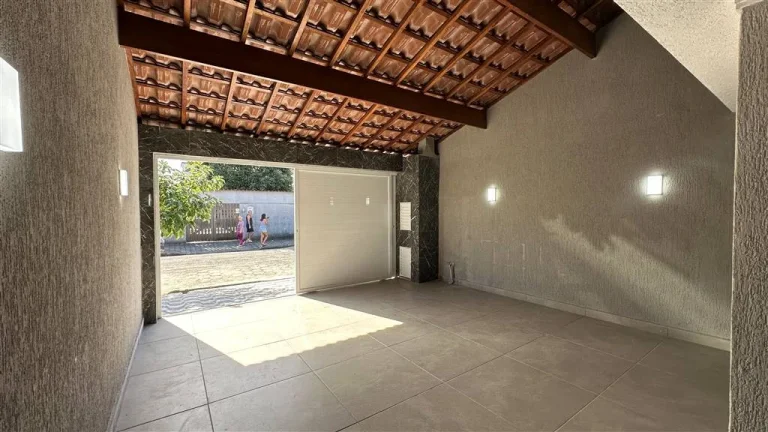 Imagem Espaçosa Casa Geminada à Venda no Mirim, Praia Grande - 2 Quartos