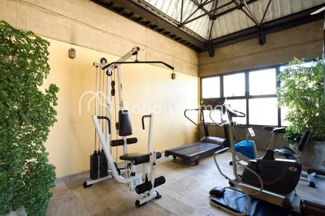 Imagem Com um dormitório e sala modificada para acomodar um confortável sofá-cama, este imóvel foi plan...