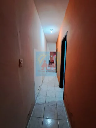 Imagem Casa à 200 metros da Praia de Mongaguá, com churrasqueira e garagem para dois veiculos 250mil