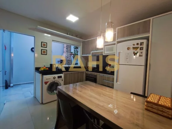 Buscando um imóvel pronto para Morar! Esse Sobrado Geminado esta localizado no bairro no Costa e Si...