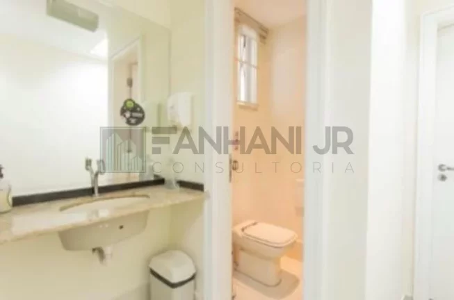 Imagem Venha conhecer este imóvel incrível, totalmente reformado e finamente decorado, com uma localização excepcional! Com 587m² de área construída este e