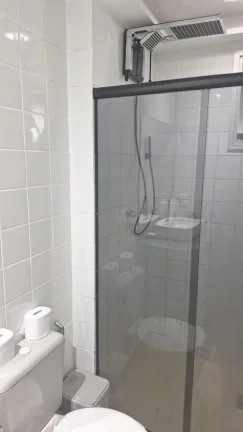 Imagem Vendo apartamento de três quartos com suíte na Rodovia do Sol de frente para o mar, andar alto, com duas vagas de garagem.