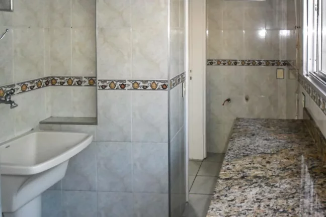 Imagem PITANGUEIRAS- UMA QUADRA DA PRAIA , LOCALIZAÇÃO ESPETACULAR , GARAGEM NO PRÉDIO.