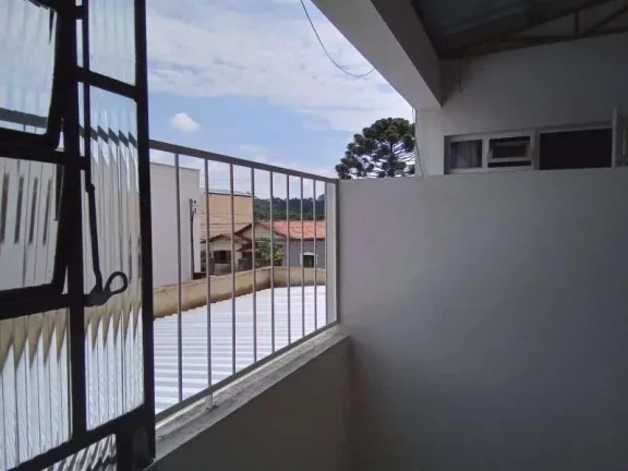 Imagem Prédio com dois apartamentos, ponto comercial e terraço com capacidade para expansão de mais dois andares.