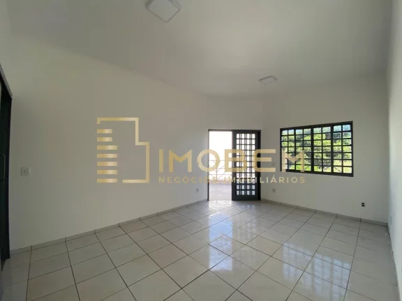 Imagem Casa Comercial de Alto Padrão para Locação em Sinop-MT - Setor Comercial 6 salas, 3 banheiros, 4 vagas de garagem 217m².