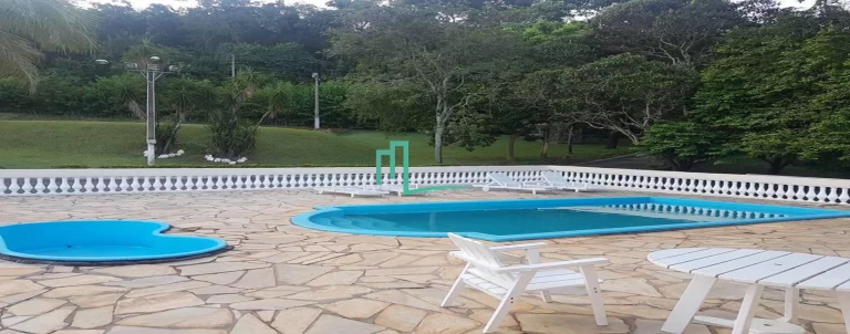 Imagem Venha passar o natal nesse paraíso em Rifaina. -Acomoda ate 40 pessoas em camas -Com 2 casas, a casa de baixo conta com 4 suítes, sendo 2 das suítes