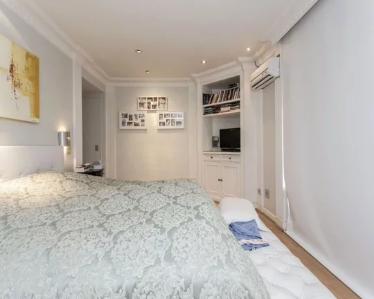 Imagem Lindo apartamento, amplo living para 3 ambientes com piso de tábuas de ipê, terraço, jardim de in...