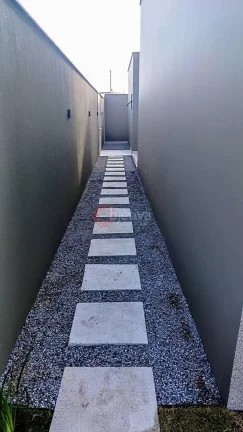 Imagem Casa nova em condomínio com acabamento fino a venda em São Pedro da Aldeia.