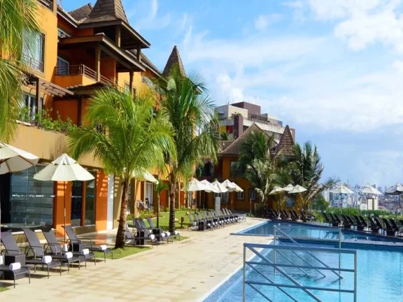 Imagem A 5ª Avenida Imóveis selecionou esse apartamento de 1/4 Sala Duplex no BAHIA LODGE, ancorado no melhor ponto do Rio Vermelho, debruçado sobre o mar: