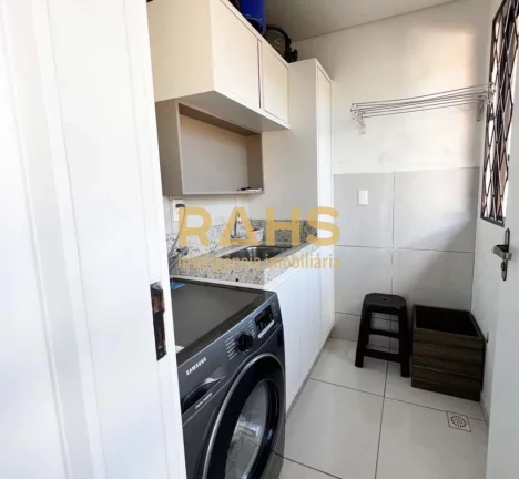 Imagem Para quem busca um bom investimento no bairro Iririu Sobrado possuindo na parte superior : 2 dormitÃ...