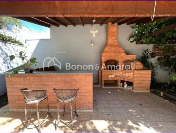 Imagem A casa possui um amplo espaço interno, com 3 quartos, sendo uma suíte com varanda, todos equipados...