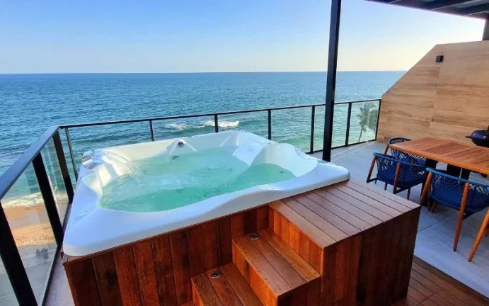 Imagem A 5ª Avenida Imóveis selecionou este charmoso apartamento revertido para 2/4 c/ Terraço, jacuzzi vista deslumbrante para o mar da Barra e do Carnaval:
