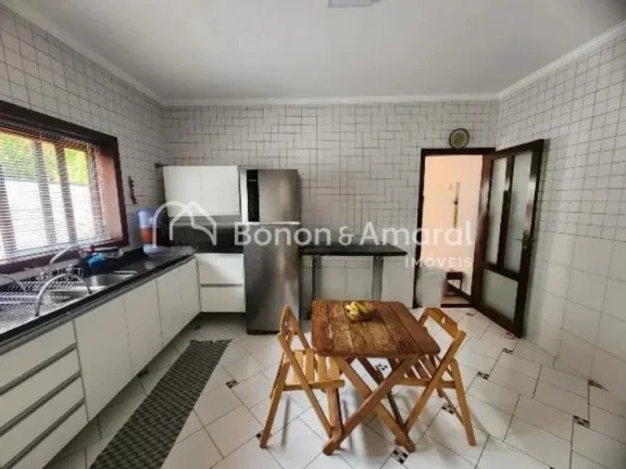 Imagem Belíssima casa com 250 m² de construção e terreno com área de 449 m². Na parte inferior há 1 ...