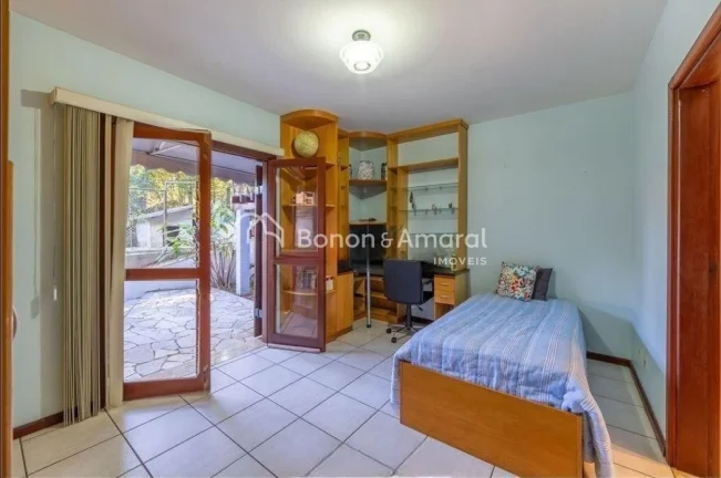Imagem Esta charmosa residência, situada em um condomínio fechado em Valinhos/SP, oferece 1.000 m² de te...