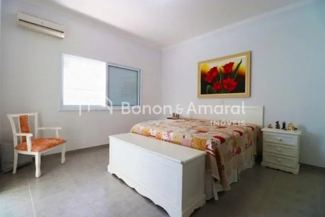Imagem Casa à venda em condomínio fechado em Campinas - SP. 
Linda casa assobradada com amplo living para...