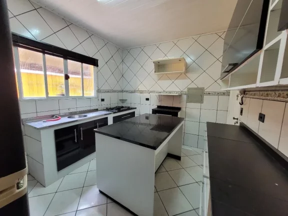 Imagem VICENTE DE CARVALHO- CASA TOTALMENTE REFORMADA , RICA EM ARMÁRIOS , GARAGEM PARA 04 AUTOS.