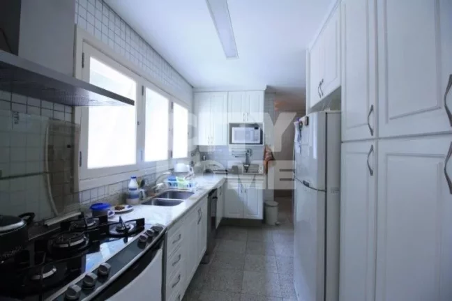 Imagem Casa espaçosa e segura, em condomínio com 07 casas! Situada em bela Praça, no ponto mais tranquil...