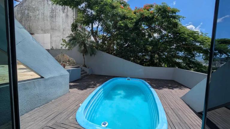 Imagem Casa com 5 dormitórios sendo 3 suítes e 4 vagas de garagem em Florianópolis/SC