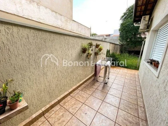 Imagem Encantadora residência térrea, rodeada por vegetação e iluminada por luz natural. Com uma área ...