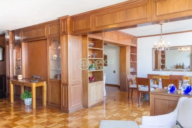 Imagem Apartamento super espaçoso, com 270m2, 4 dormitórios ( 1 suíte ) e 2 vagas na garagem. Amplo livi...