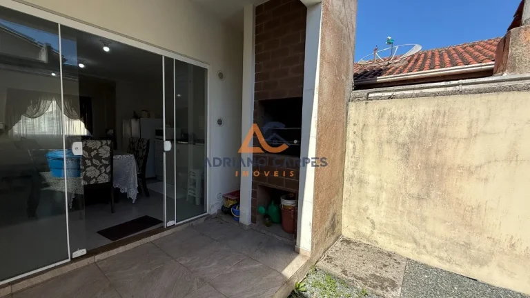 Imagem OPORTUNIDADE. Sobrado geminado com 02 suítes, na Praia de Gravatá, Navegantes. Adriano Carpes Imóveis vende.