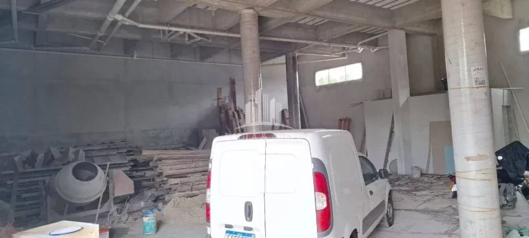 Imagem Aluga-se Galpão 240m², Fachada 17mts, 2 Banheiros (PNE), 6 vagas para clientes, Pé D. 5 mts, estrutura para fazer mezanino, Na Principal Av. de Ribeirão Pires-SP