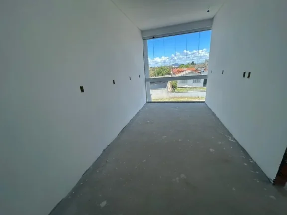 Imagem Sobrado de Alto Padrão à Venda em Navegantes-SC, Bairro Gravatá 3 Quartos sendo 1 Suíte, 1 Sala, 3 Banheiros, Adriano Carpes Imóveis