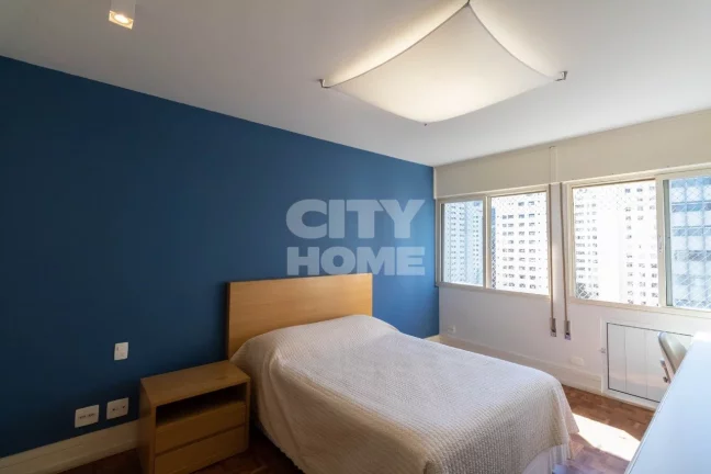 Imagem Apartamento reformado de 354m², com quatro suítes, sendo uma máster com closet,, hall, lavabo, sa...