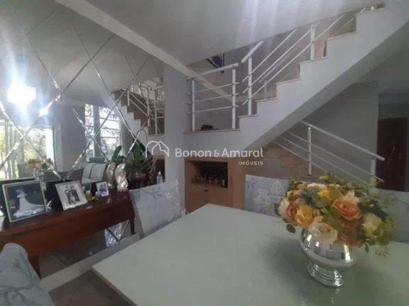Imagem Lindo sobrado em condomínio tranquilo, com segurança 24 horas e excelente localização! A apenas ...