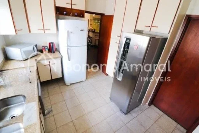 Imagem Linda e espaçosa casa de esquina com 322 m² de área construída. A residência possui living para...
