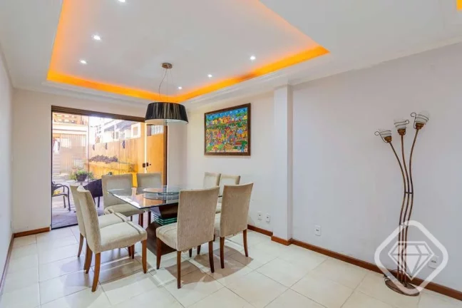 Imagem Casa ampla na Tristeza com terreno generoso e duas construções independentes.

Esta propriedade of...